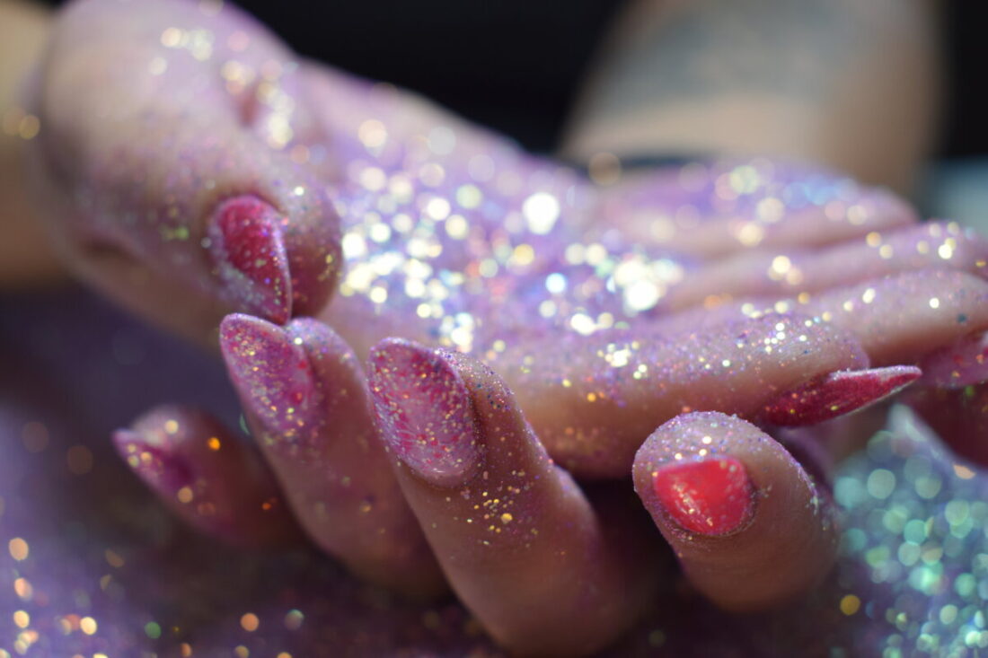 Nagel glitters